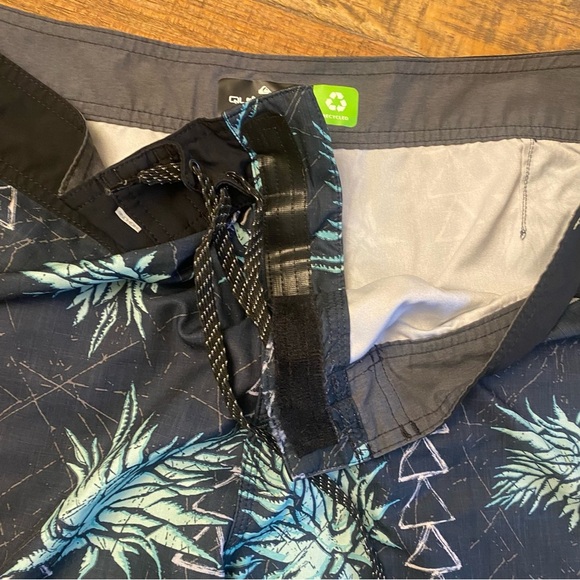 Quicksilver Swim Trunks Mens 38 Highline Scallop Board Shorts black - Picture 3 of 10